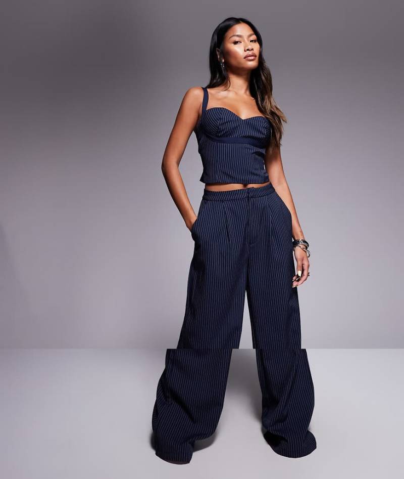 Princess Polly - Briana - Set in Marineblau mit Nadelstreifen aus Camisole mit Herzausschnitt und Hose mit weitem Bein von Princess Polly