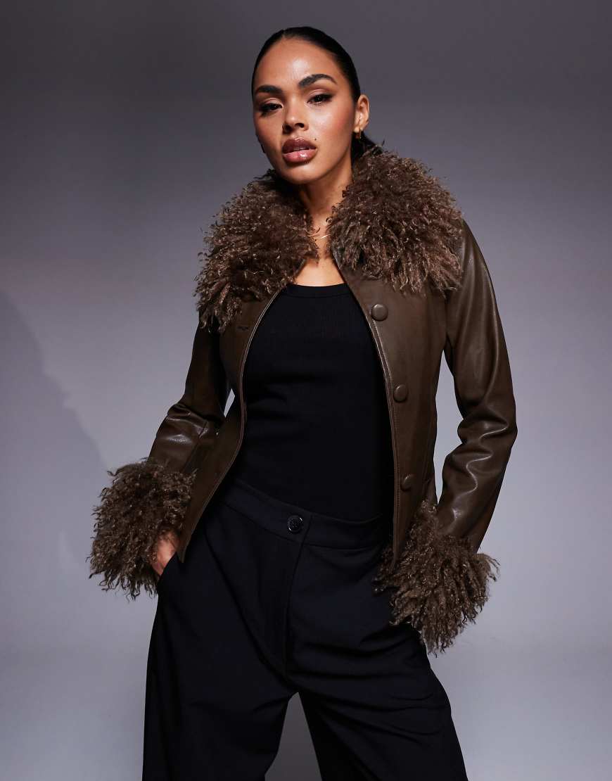 Princess Polly - Cupid - Jacke in braunem Leder-Optik mit zotteligem Kunstpelzbesatz Princess Polly - Cupid - Jacke in braunem Leder-Optik mit zotteligem Kunstpelzbesatz von Princess Polly