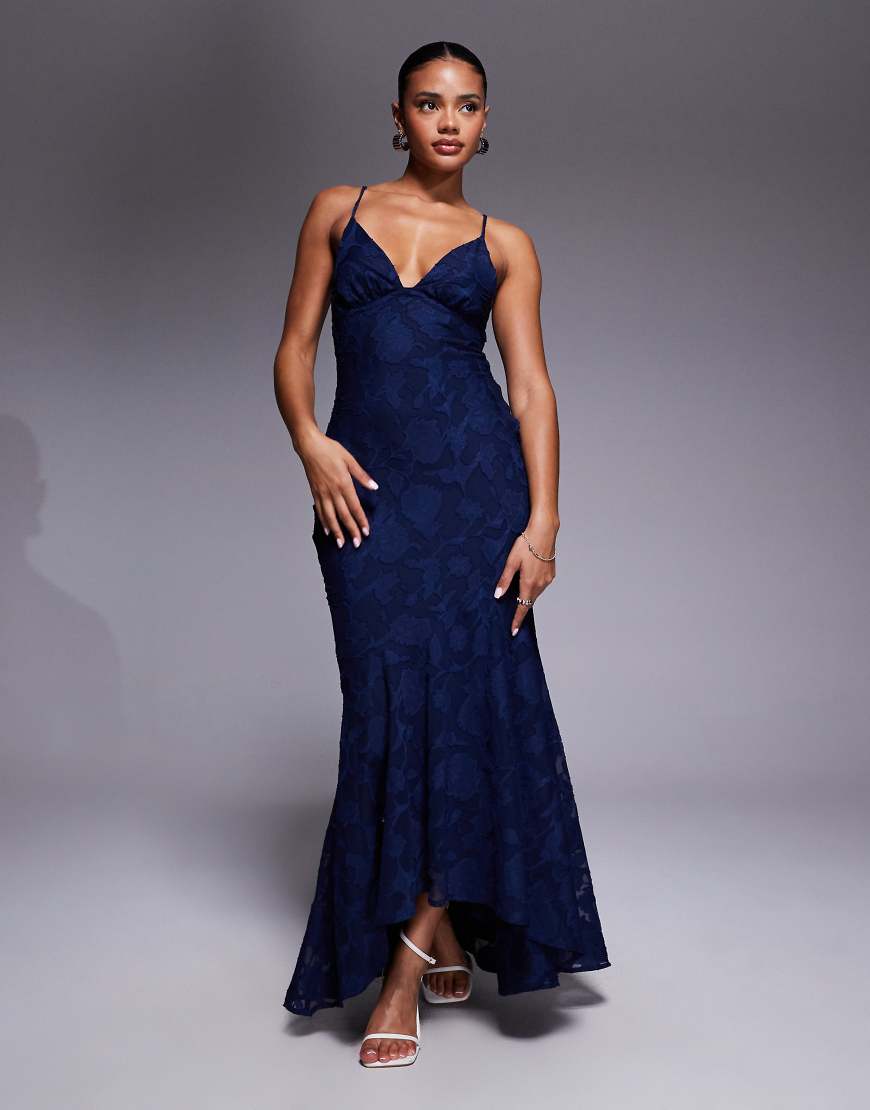 Princess Polly - Cyrene - Maxikleid in Marineblau aus floralem Ausbrennerstoff mit tiefem Rückenausschnitt mit Trägern, abfallendem Saum und Schwalbenschwanz von Princess Polly