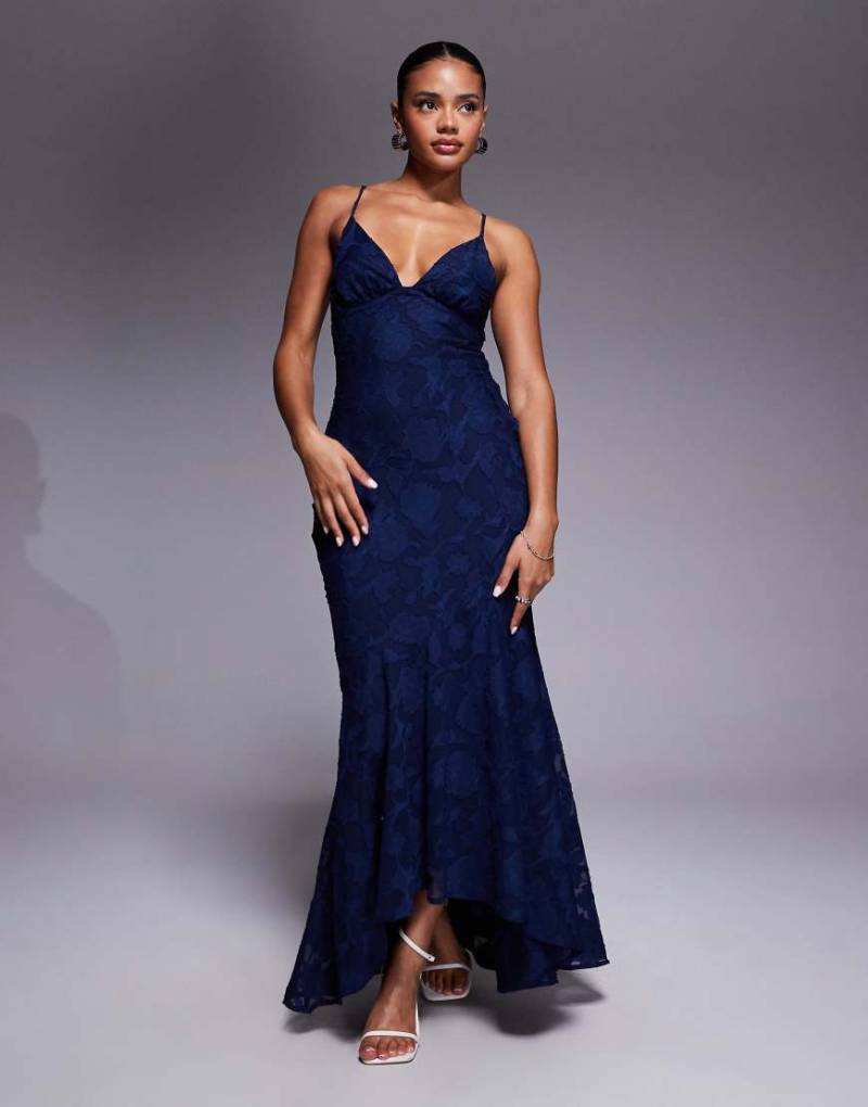 Princess Polly - Cyrene - Maxikleid in Marineblau aus floralem Ausbrennerstoff mit tiefem Rückenausschnitt mit Trägern, abfallendem Saum und Schwalbenschwanz von Princess Polly