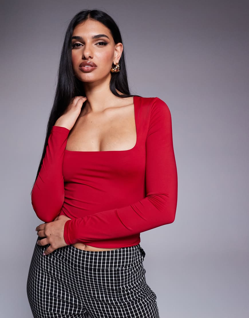 Princess Polly - Doppellagiges, figurbetontes, langärmliges Oberteil in Rot mit eckigem Ausschnitt und kurzem Schnitt von Princess Polly