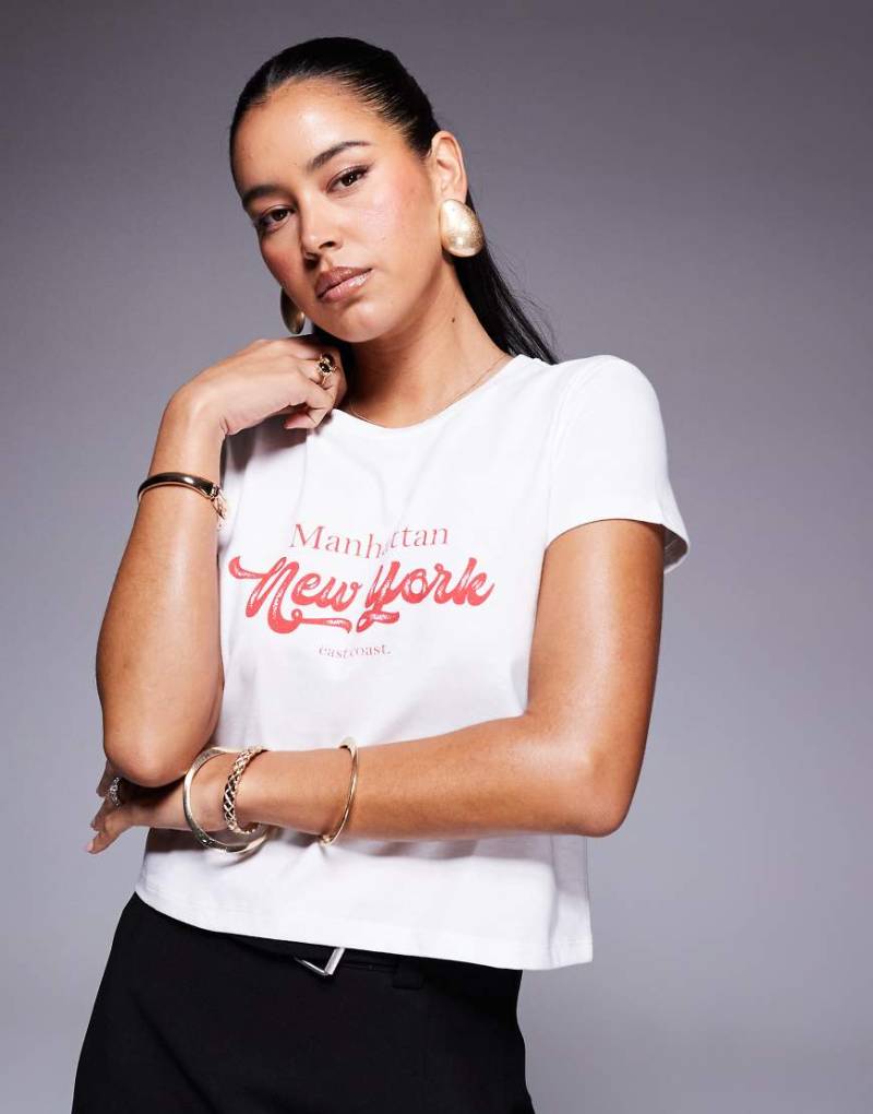 Princess Polly - East Coast NYC - Knapp geschnittenes Cropped T-Shirt in Weiß von Princess Polly