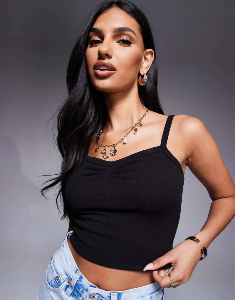 Princess Polly - Essentials - Geripptes, vorne gerafftes Camisole-Oberteil in Schwarz von Princess Polly