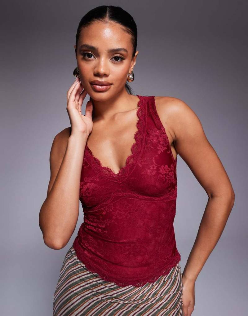 Princess Polly - Far Away - Trägertop aus Spitze in Burgunderrot mit V-Ausschnitt von Princess Polly