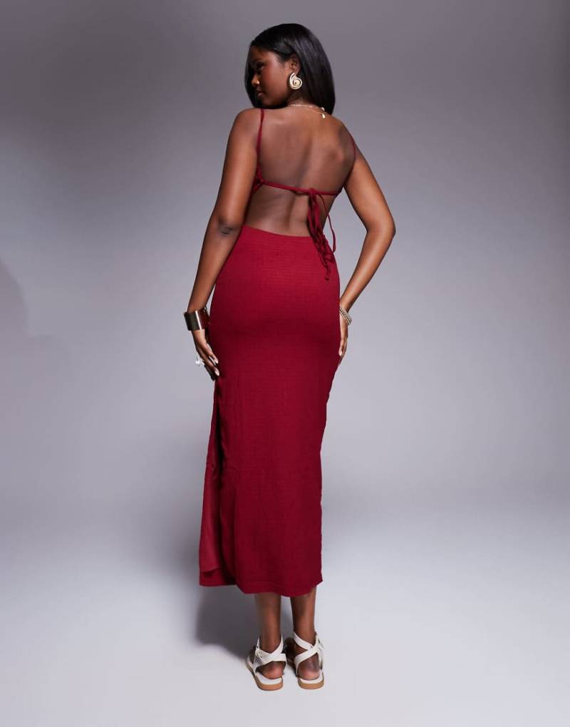 Princess Polly - Figurbetontes, strukturiertes Midaxi-Kleid in Burgunderrot mit U-Ausschnitt und gebundenem Rückenausschnitt von Princess Polly