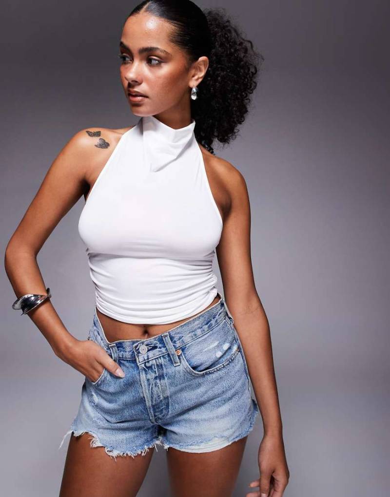 Princess Polly - Giggle - Figurbetontes Oberteil in Weiß mit hohem Wasserfall-Neckholder-Ausschnitt von Princess Polly