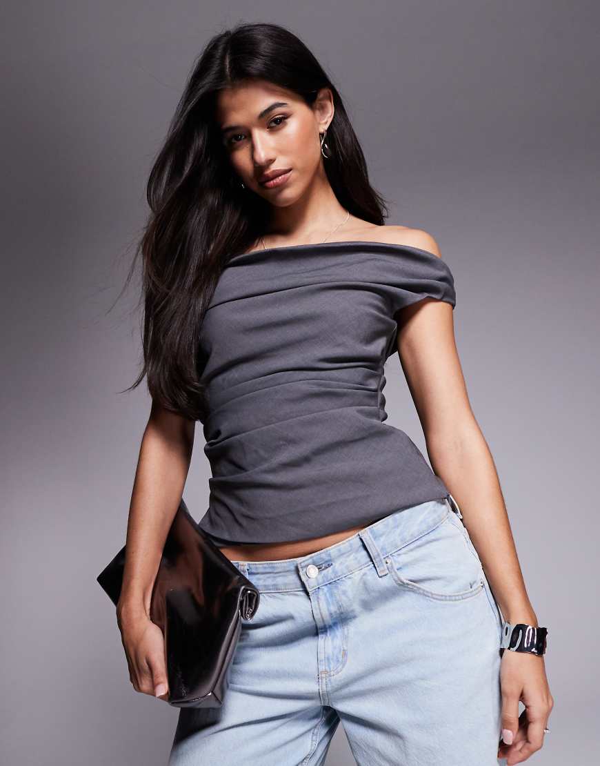 Princess Polly - Gerafftes Oberteil in Anthrazit mit Drapierung und Carmen-Ausschnitt-Grau von Princess Polly