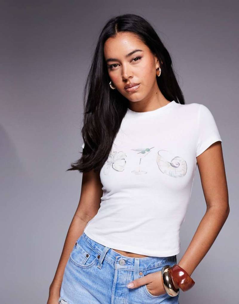 Princess Polly - Knapp geschnittenes T-Shirt in Weiß mit Muschel- und Martini-Print von Princess Polly