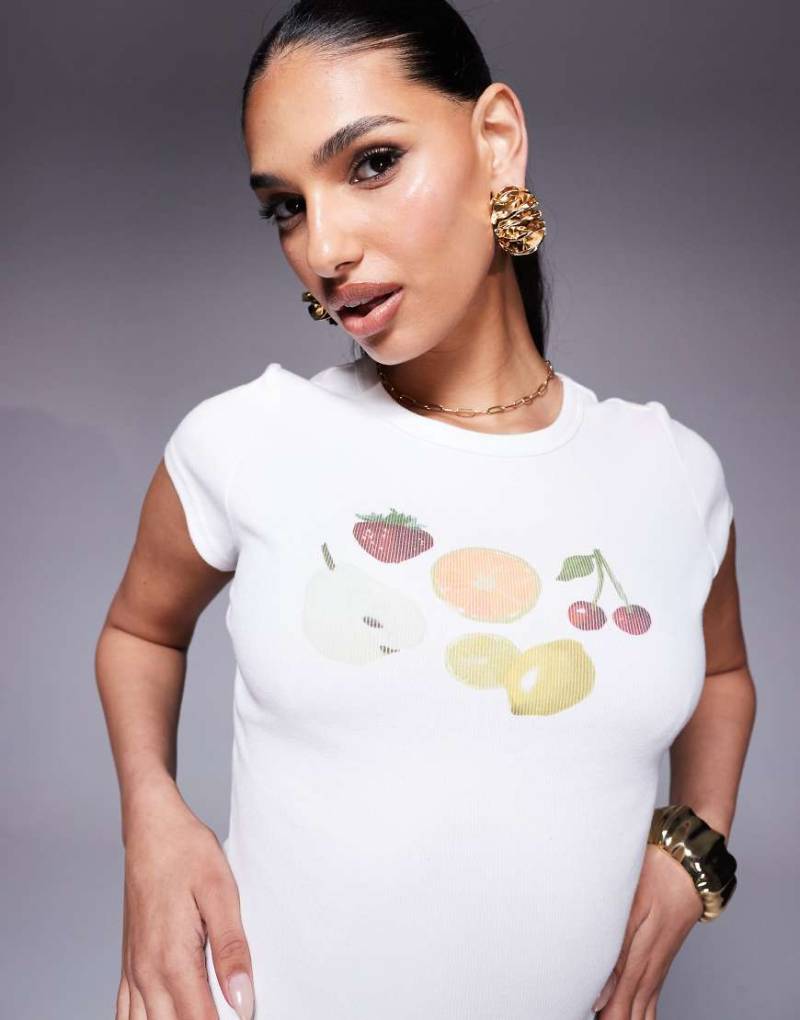 Princess Polly - Knapp geschnittenes, geripptes T-Shirt in Weiß mit Obstprint von Princess Polly