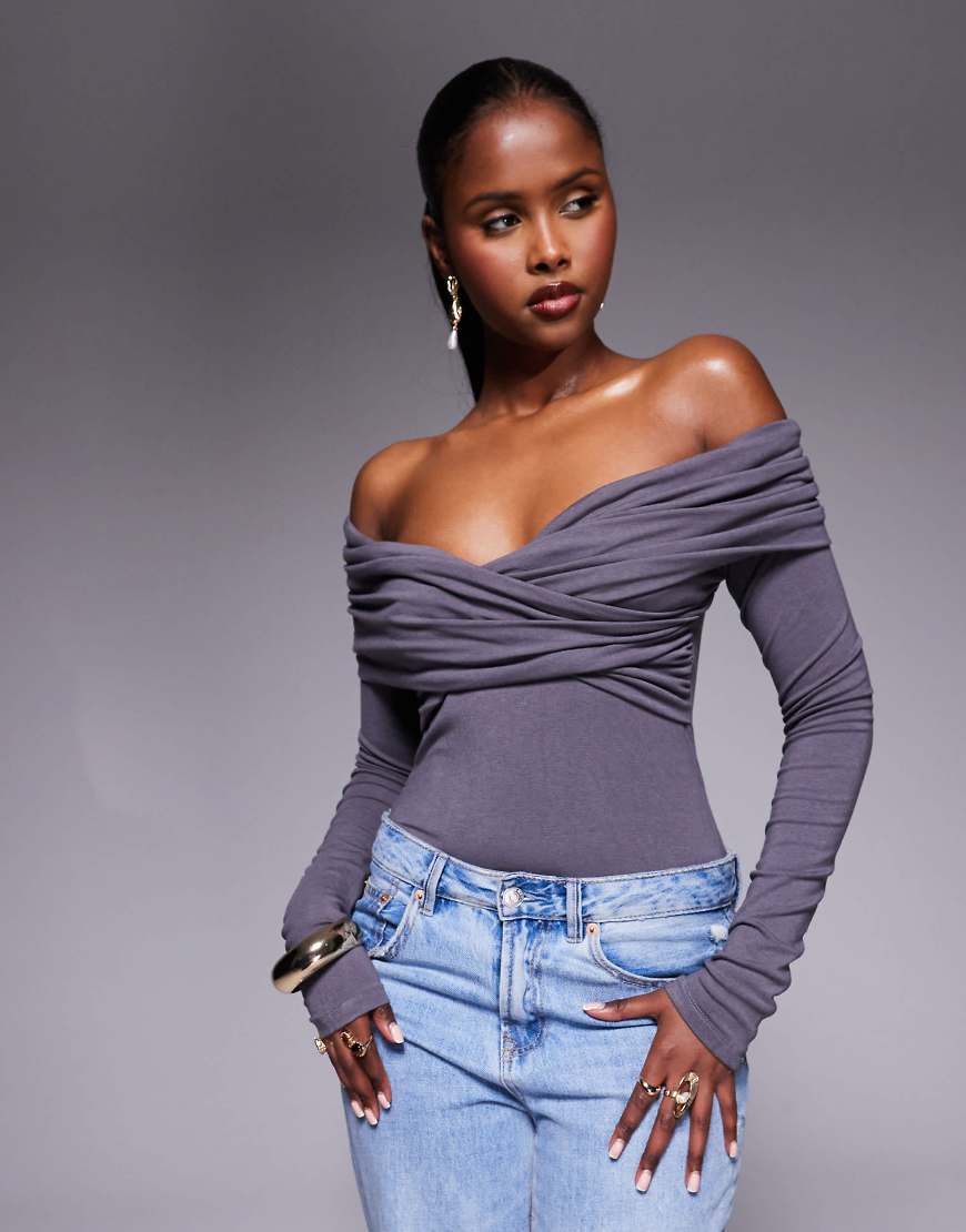 Princess Polly - Langärmliger, geraffter Body in Anthrazit mit Carmen-Ausschnitt und Drapierung-Schwarz von Princess Polly