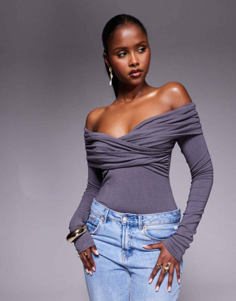 Princess Polly - Langärmliger, geraffter Body in Anthrazit mit Carmen-Ausschnitt und Drapierung-Schwarz von Princess Polly