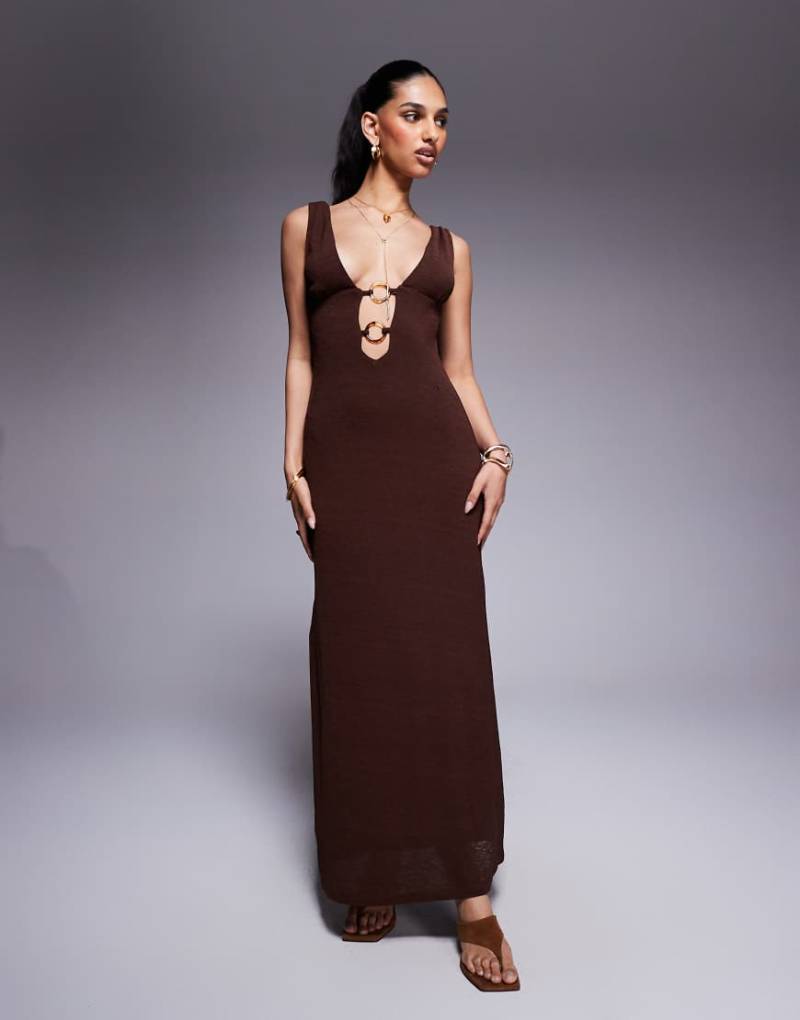 Princess Polly - Maxikleid in Schokobraun mit tiefem Ausschnitt und Ringdetail von Princess Polly