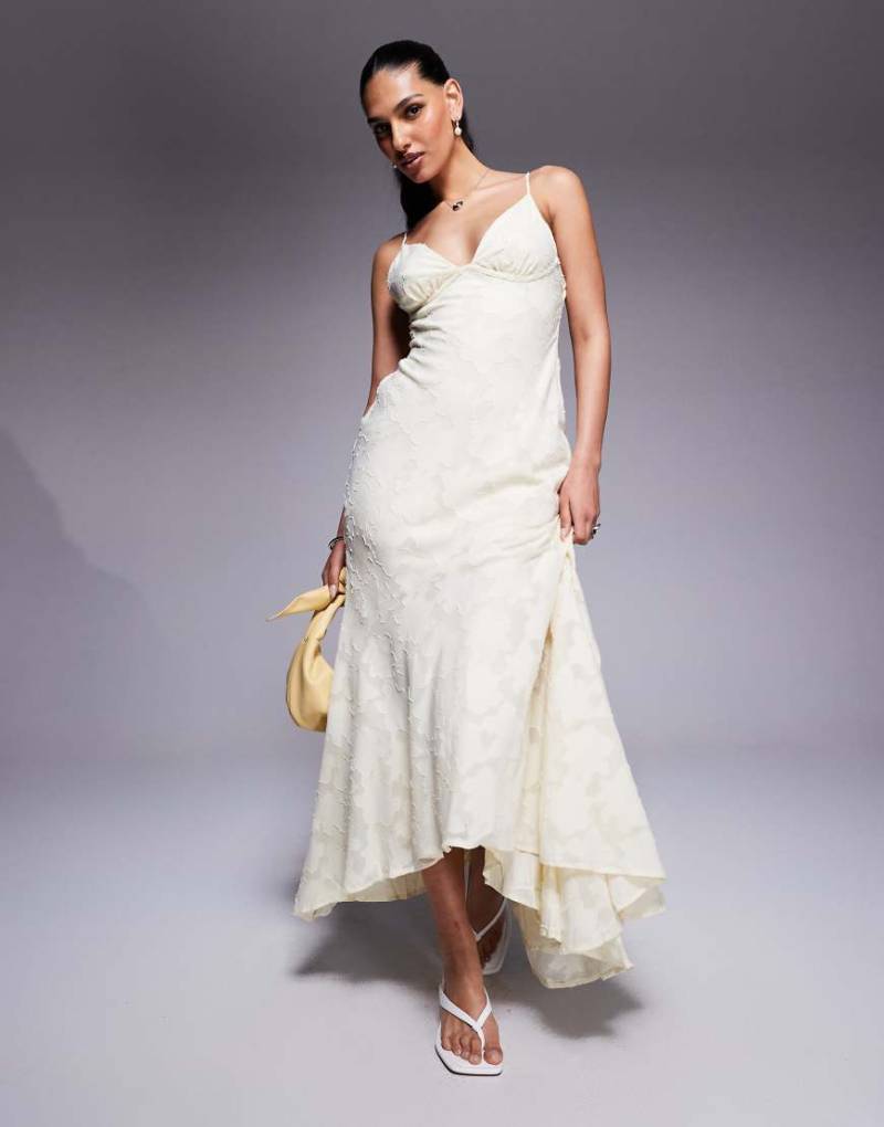 Princess Polly - Maxikleid mit Blumenstruktur in Zitronengelb mit überkreuzten Riemchen im Rücken von Princess Polly