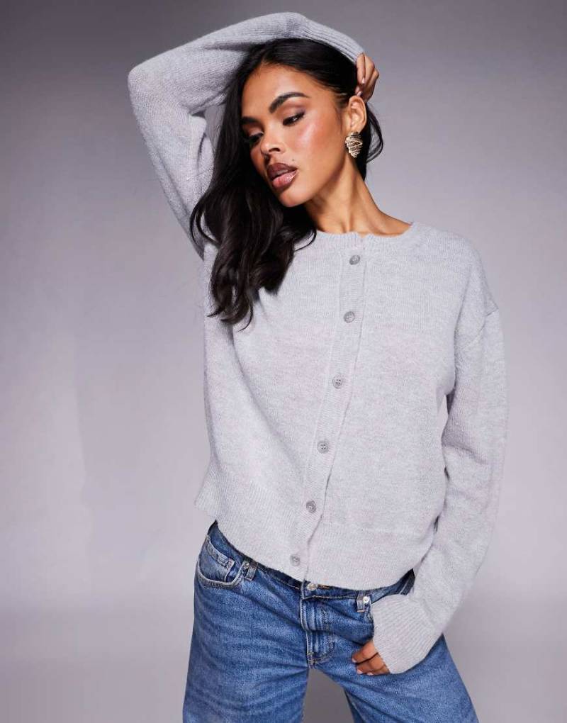 Princess Polly - Melancholia - Strickjacke in Hellgrau mit durchgehender Knopfleiste sowie Bündchen und Saum aus Rippstrick von Princess Polly