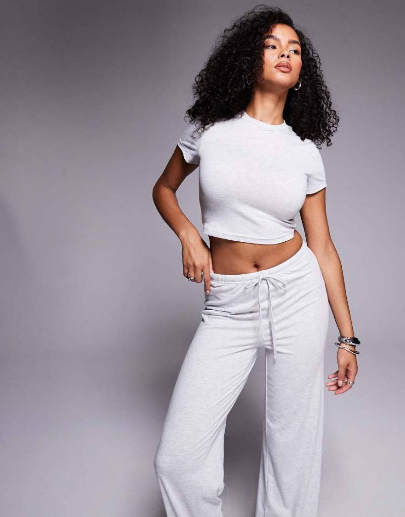 Princess Polly - Midvale - Set mit hochgeschlossenem Cropped-T-Shirt und Hose mit weitem Bein aus Feinstrick in Hellgrau von Princess Polly