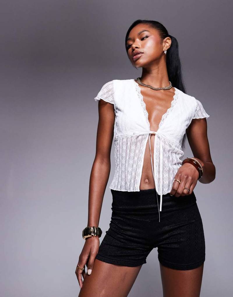 Princess Polly - Minishorts aus Spitze in Schwarz mit Umschlag von Princess Polly