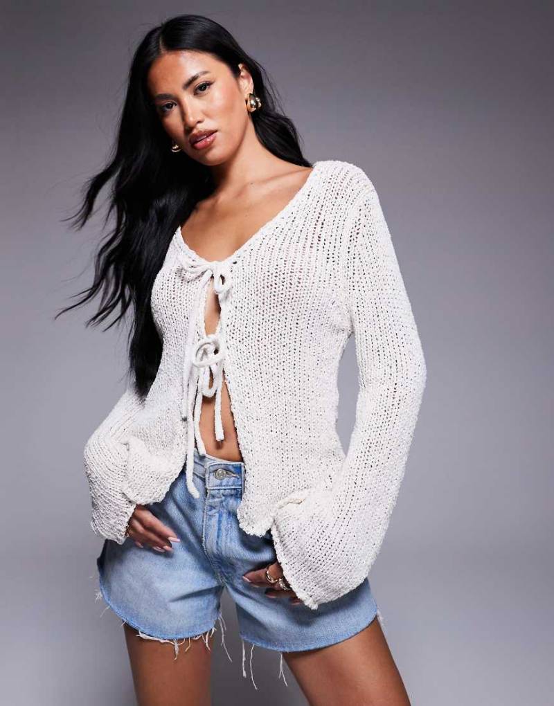 Princess Polly - Swain - Offene Strickjacke in Cremeweiß mit Bindedetails vorne und ausgestellten Ärmeln von Princess Polly