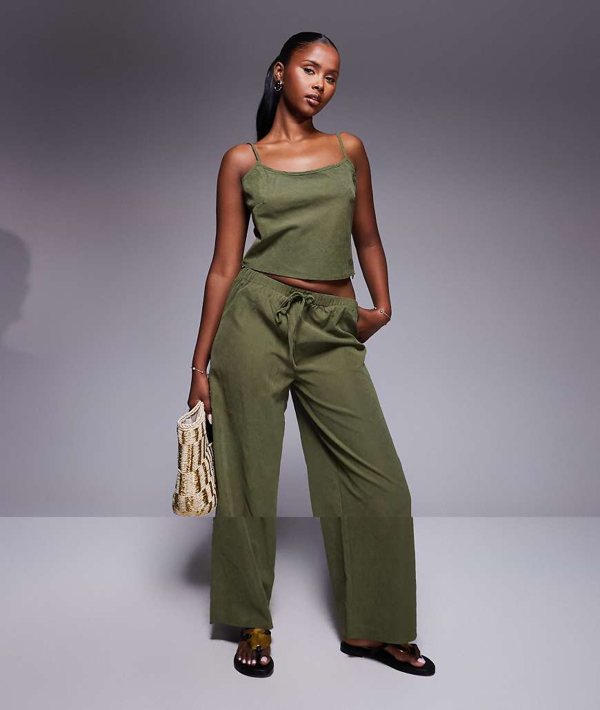 Princess Polly - Paigey - Komplettes Set in Khaki aus Camisole-Oberteil und Hose mit Kordelzug und weitem Bein-Grün von Princess Polly