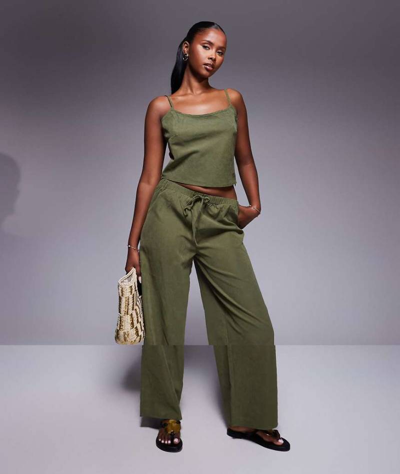 Princess Polly - Paigey - Komplettes Set in Khaki aus Camisole-Oberteil und Hose mit Kordelzug und weitem Bein-Grün von Princess Polly