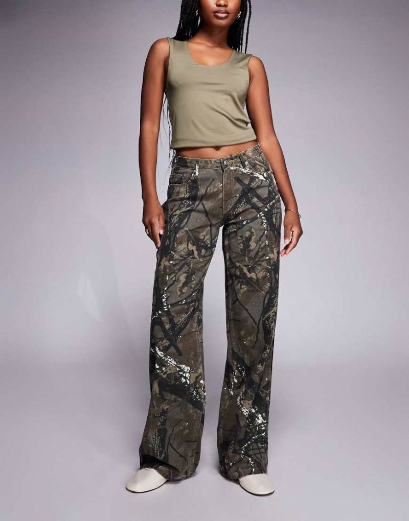 Princess Polly - Raiders - Weit geschnittene Jeans in Khaki mit Camouflage-Blattmuster-Grün von Princess Polly