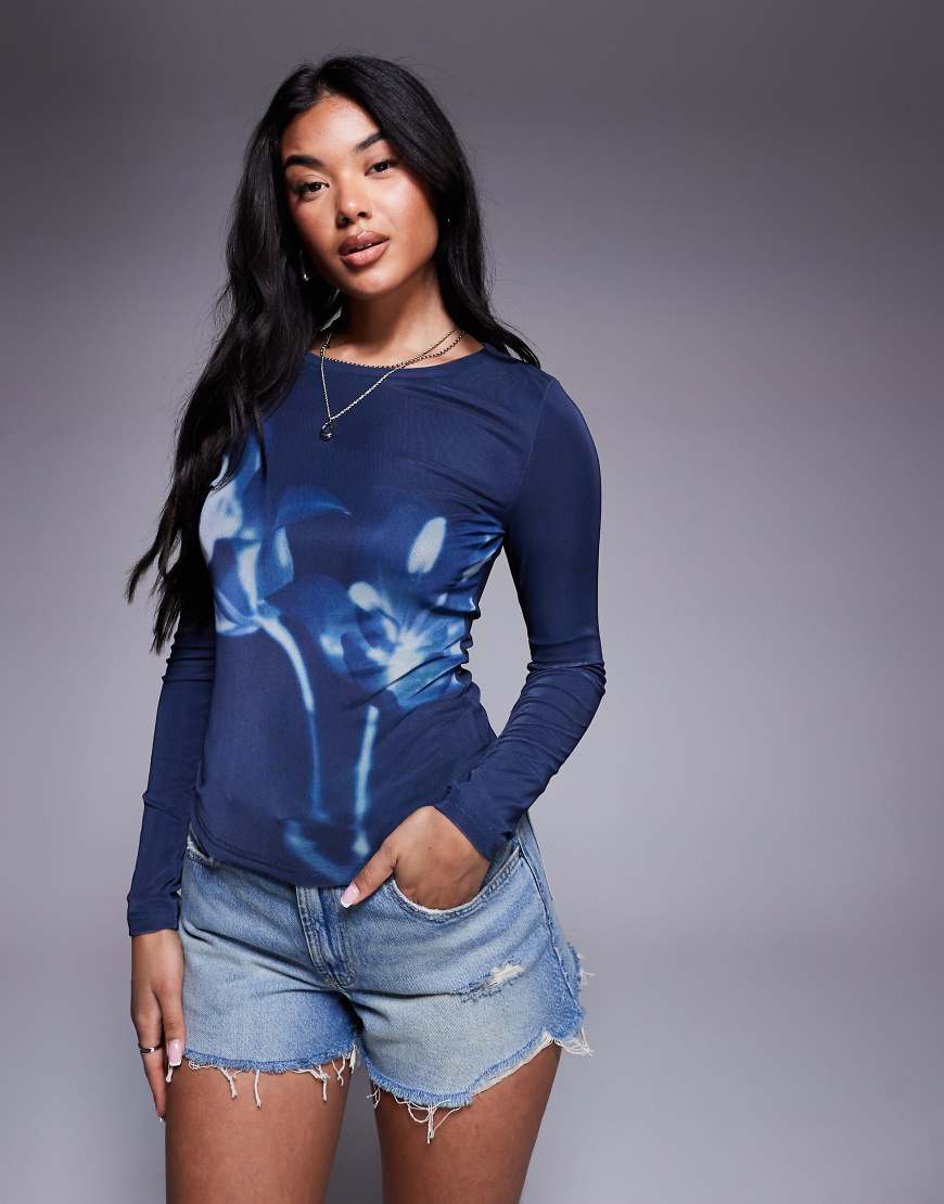 Princess Polly - Raldor - Langärmliges Oberteil mit Blumenmuster in verschwommener Optik in Dunkelblau-Bunt von Princess Polly