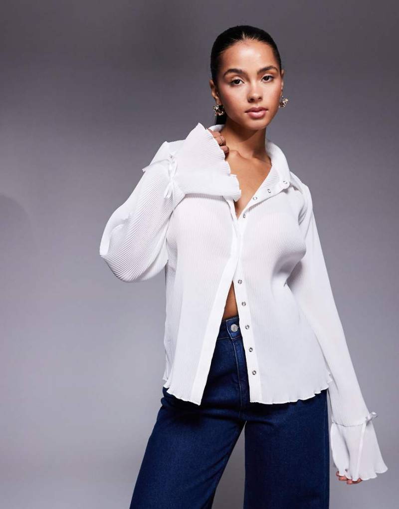 Princess Polly - Ravil - Transparente, gerippte Hemdbluse in Weiß mit ausgestellten, gebundenen Ärmeln von Princess Polly