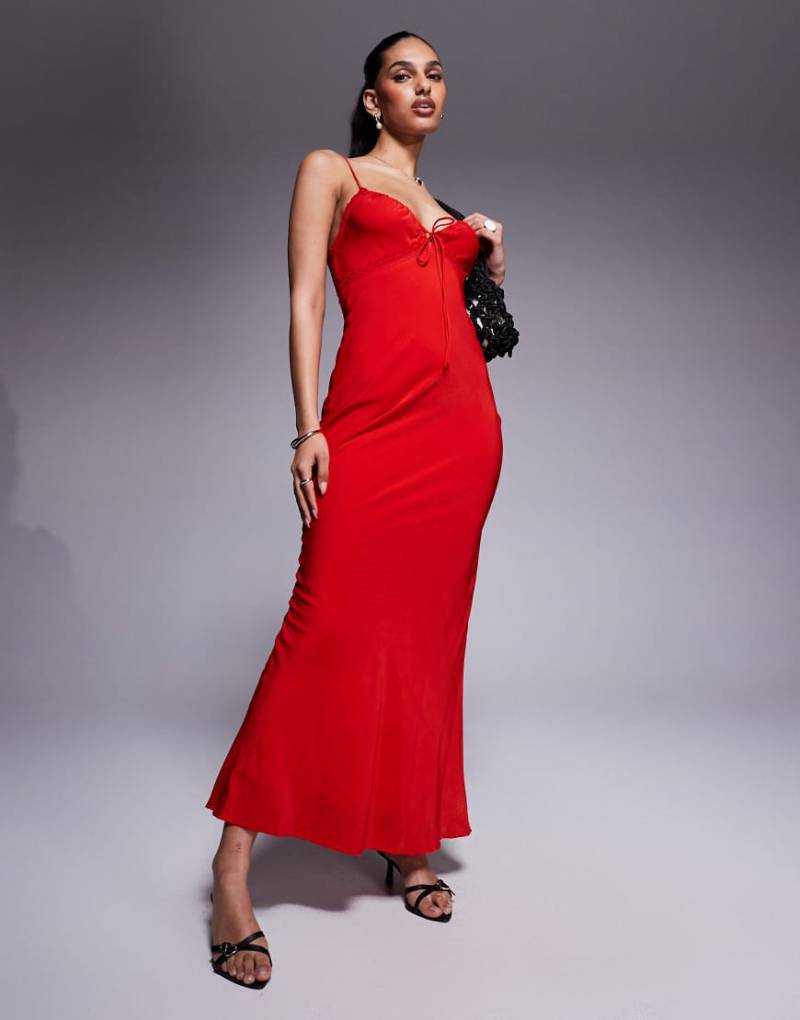 Princess Polly - Satin-Maxikleid in Rot mit Spitzenbesatz und gebundener Vorderseite von Princess Polly