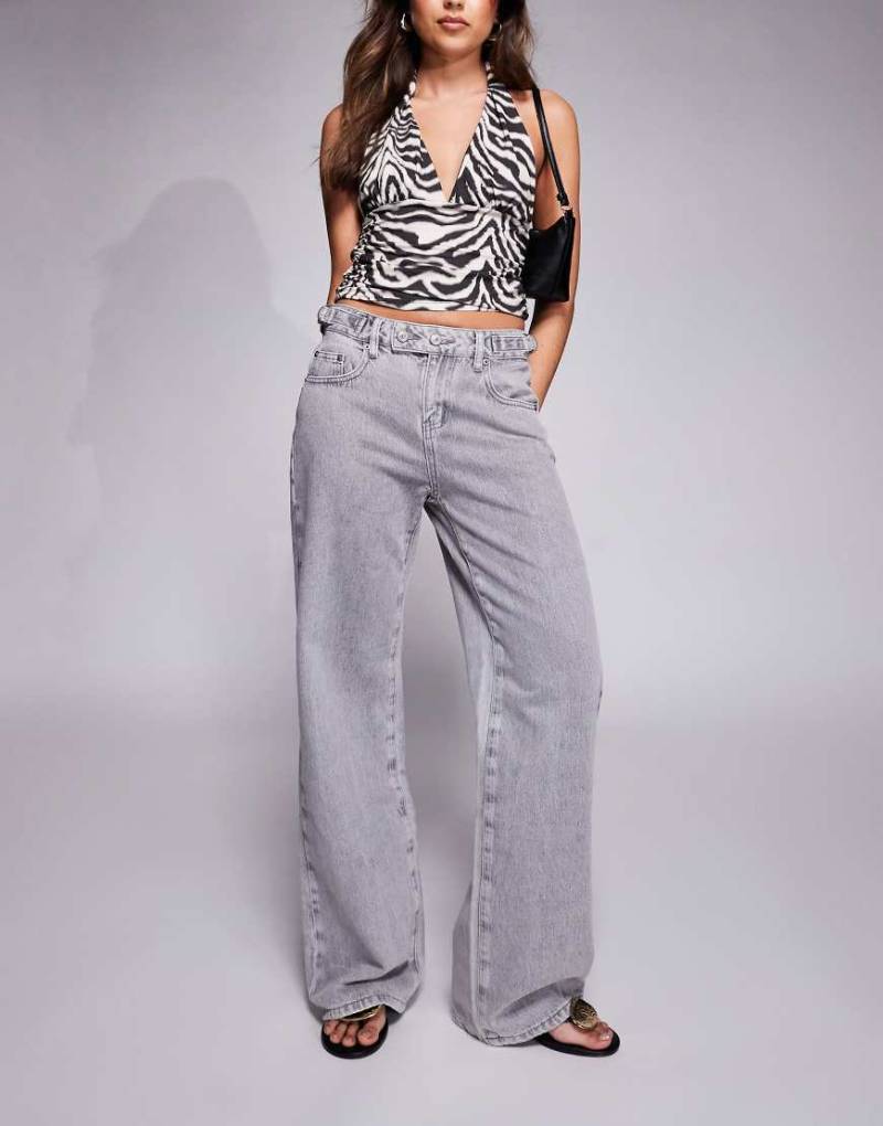 Princess Polly - Scheana - Jeans in verwaschenem Grau mit weitem Bein, Schnallendetail und niedrigem Bund von Princess Polly