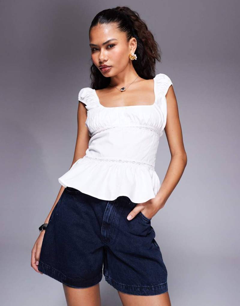 Princess Polly - Somi - Schößchenoberteil in Weiß mit angeschnittenen Ärmeln und Spitzenborte von Princess Polly