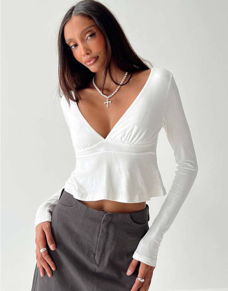 Princess Polly - Segarra - Langärmliges, anschmiegsames Cropped-Oberteil in Weiß mit Schößchen und V-Ausschnitt von Princess Polly