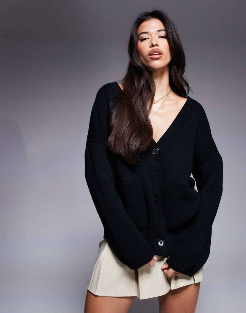 Princess Polly - Strickjacke in Schwarz mit überschnittenen Schultern, Taschen-Detail und V-Ausschnitt von Princess Polly