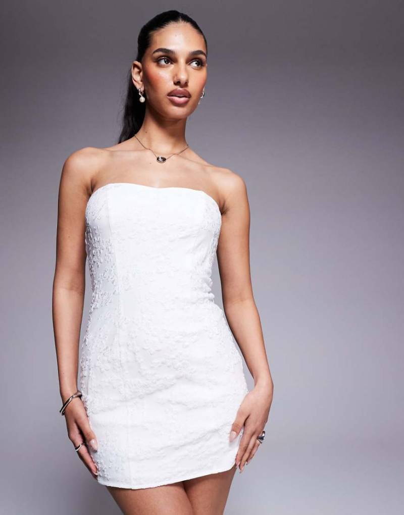 Princess Polly - Trägerloses, strukturiertes Minikleid in Weiß mit Stickerei von Princess Polly