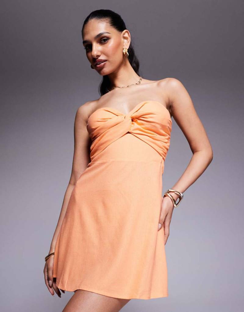Princess Polly - Trägerloses Minikleid aus Leinenmix in Orange mit verdrehter Optik vorne von Princess Polly