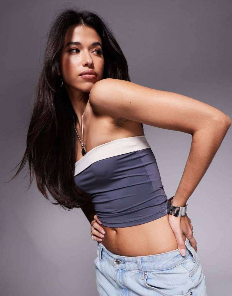 Princess Polly - Trägerloses Oberteil in Schiefergrau mit kontrastierendem Rand und geschmeidiger Haptik von Princess Polly