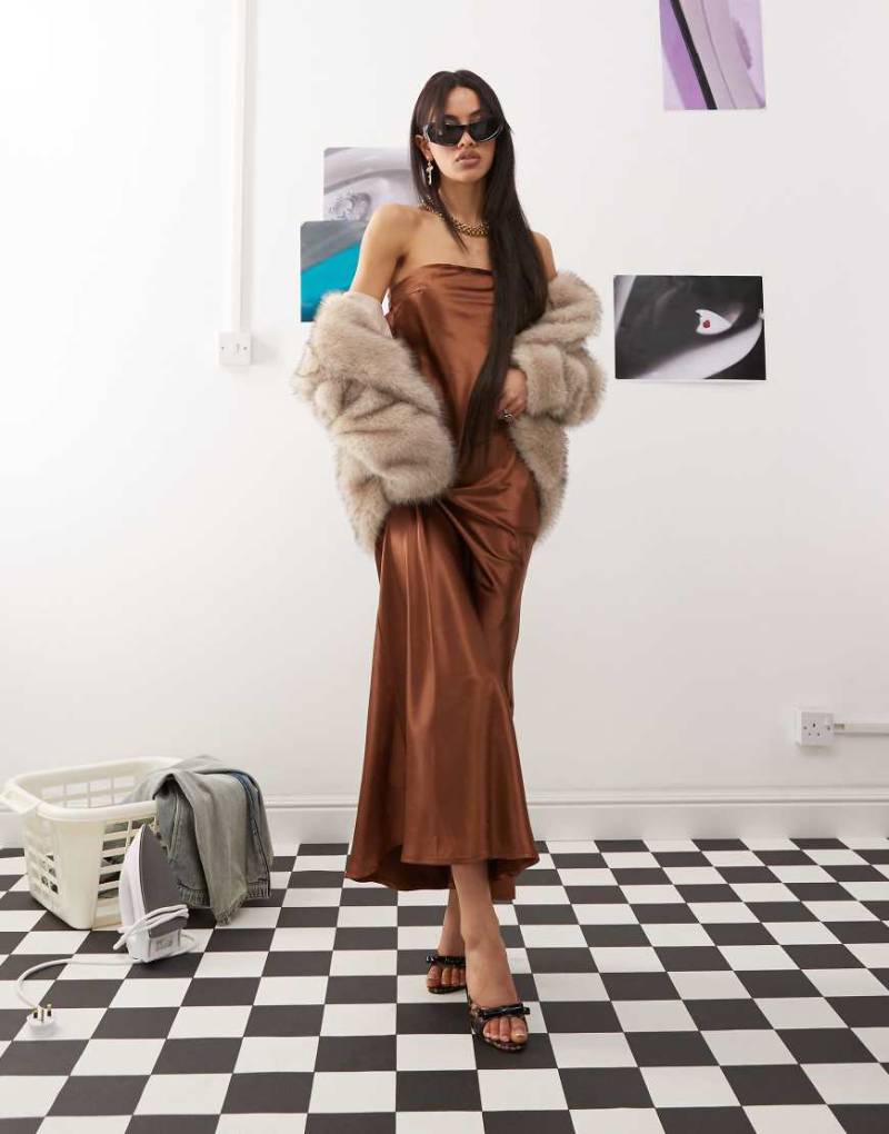 Princess Polly - Trägerloses Satin-Maxikleid in Braun mit Wasserfallausschnitt und Bindedetail am Rücken von Princess Polly