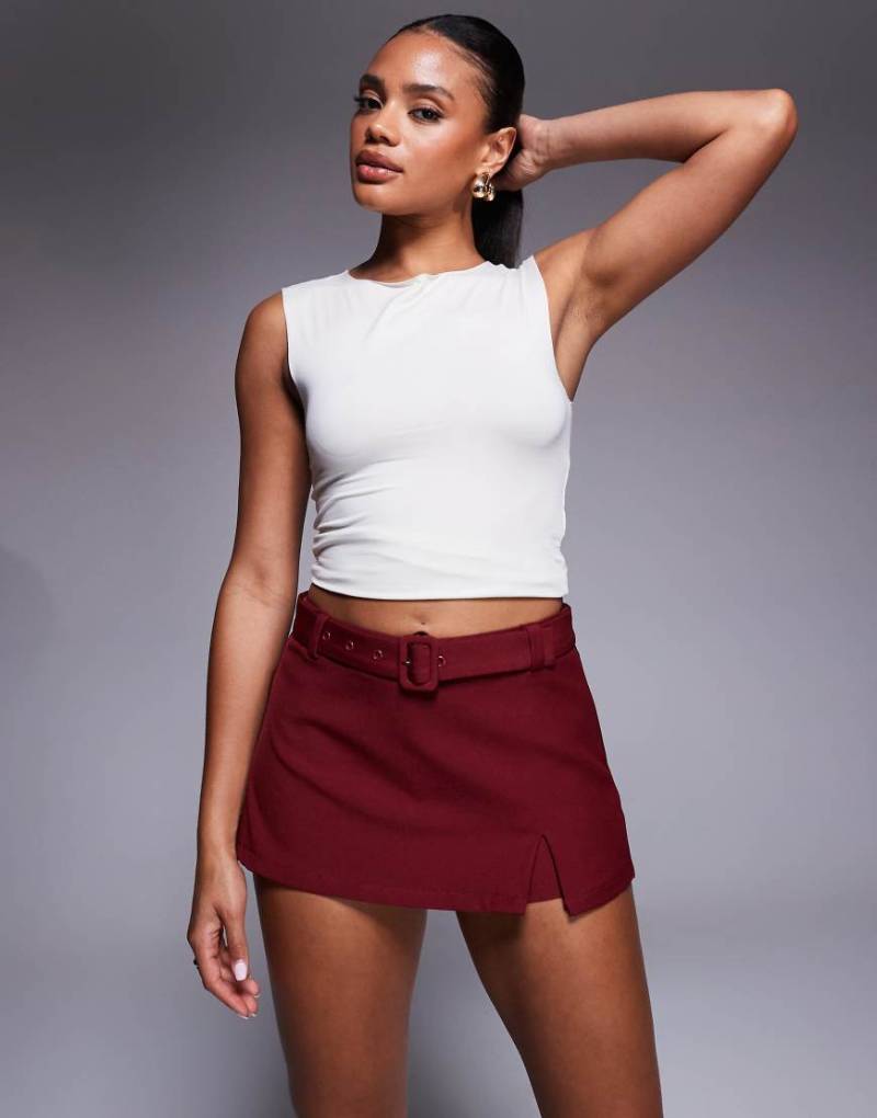 Princess Polly - Volley - Mini-Skort in Burgunderrot mit Gürtel und seitlichem Schlitz von Princess Polly