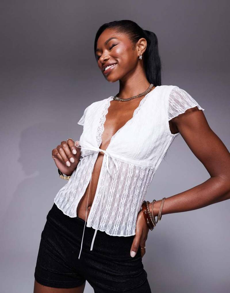 Princess Polly - Vorne gebundenes Spitzen-Oberteil in Weiß mit Flatterärmeln von Princess Polly