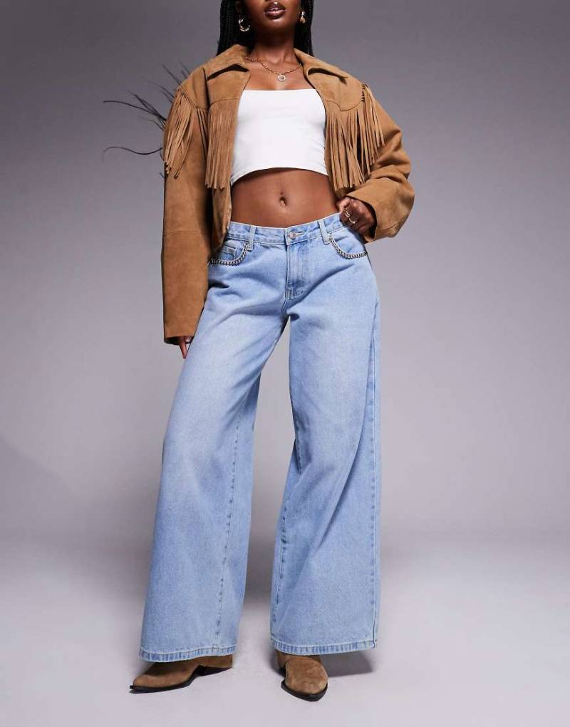 Princess Polly - Pearlisle - Weite Jeans in hellblauer Waschung mit niedrigem Bund, weitem Bein und Nietendetail von Princess Polly