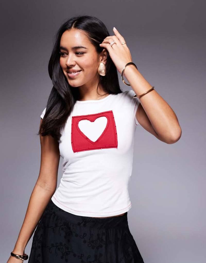 Princess Polly - Were Lovers - Knapp geschnittenes T-Shirt in Weiß mit Stickerei, eckigem Ausschnitt und Herzmotiv von Princess Polly