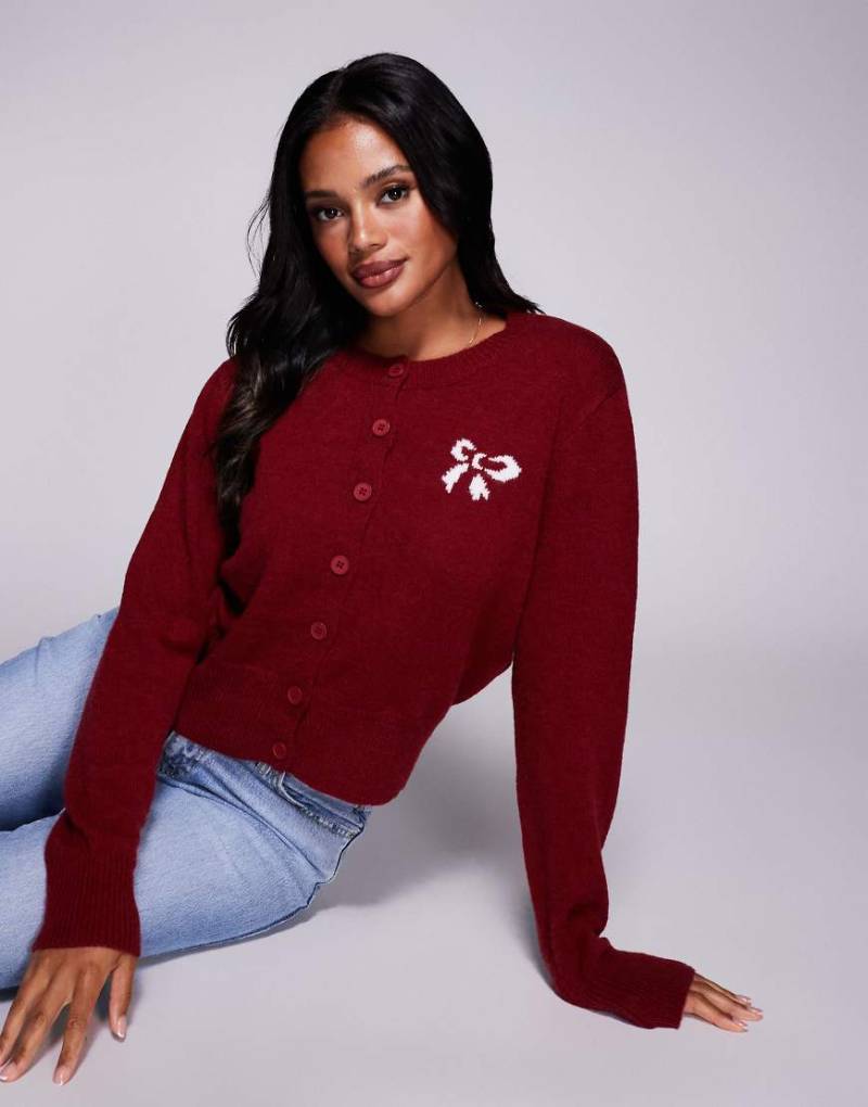 Princess Polly - With a Bow - Strickjacke in Burgunderrot mit Knopfleiste und Schleifen-Grafik von Princess Polly