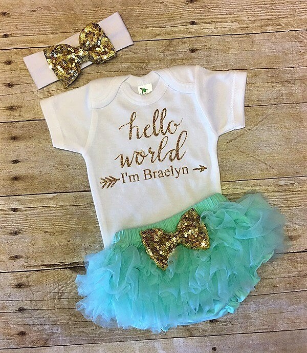 Hello World, Personalisierter Body, Babypartygeschenk, Neues Babygeschenk, Babymädchen Outfit, Mint - Und Gold-Outfit, Gold-Babyparty von PrincessKeepsakes