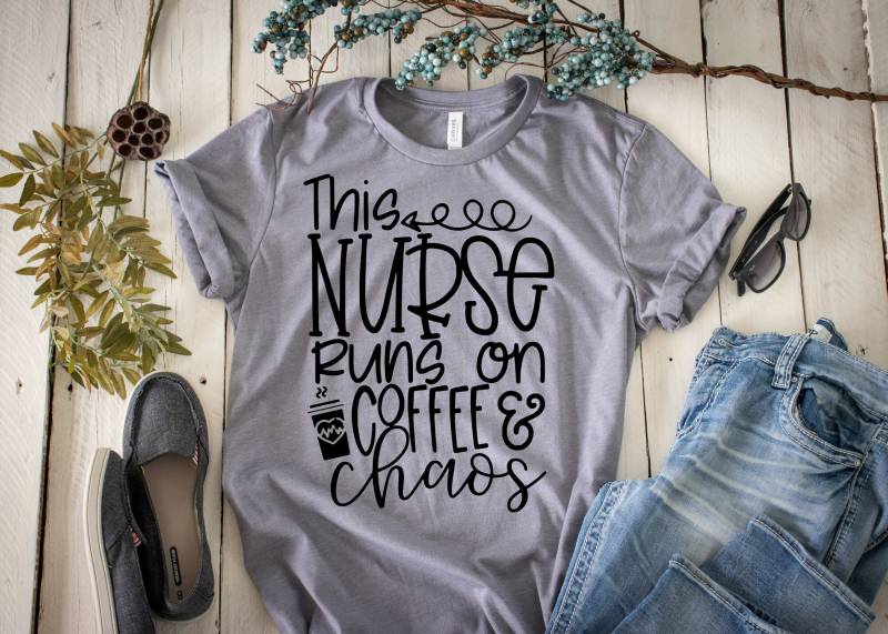 Nurse Coffee & Chaos Shirt - Krankenpflege Schule Rn Geschenk von PrincessKeepsakes