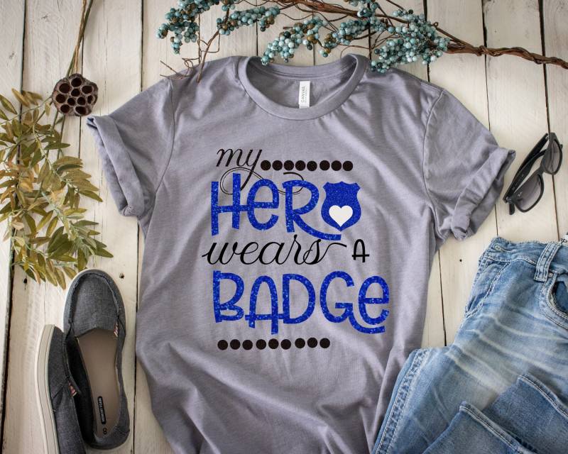 Polizei Frau T-Shirt Mein Held Trägt Ein Abzeichen T-Shirt von PrincessKeepsakes