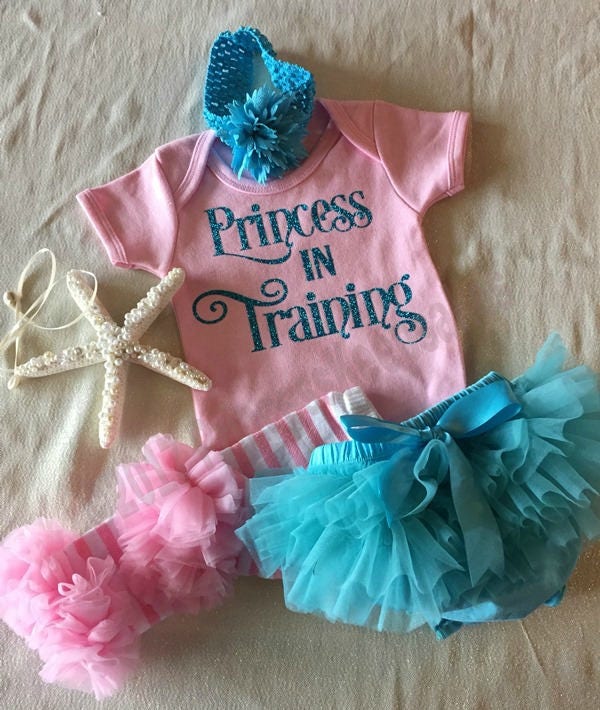 Prinzessin in Ausbildung, Neugeborene Nehmen Hause Outfit, Neue Baby-Mädchen-Outfit, Baby-Mädchen-Dusche-Geschenk, Mädchen Body Und Hose Set von PrincessKeepsakes