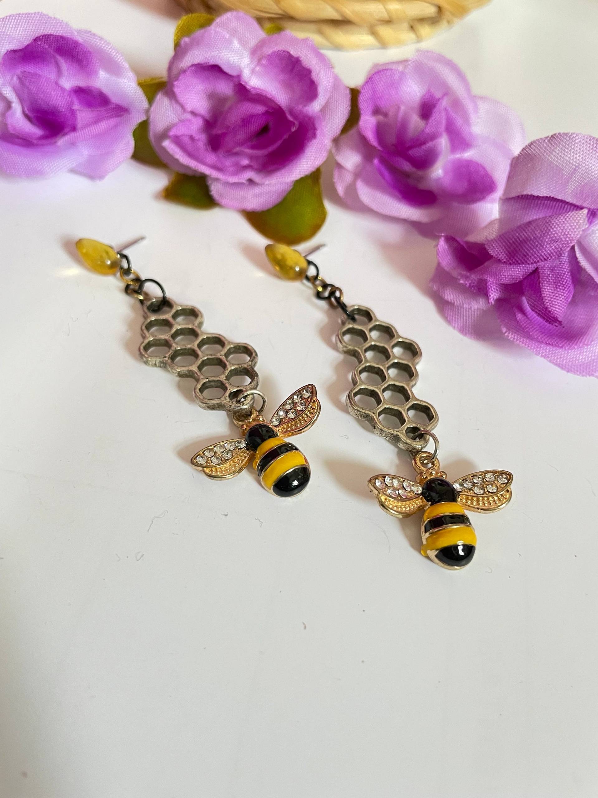 Upcycling Ohrringe Mit Honigtropfen Stecker, Bienenwaben Und Emaille Bienen von PrincessLinaJewelry