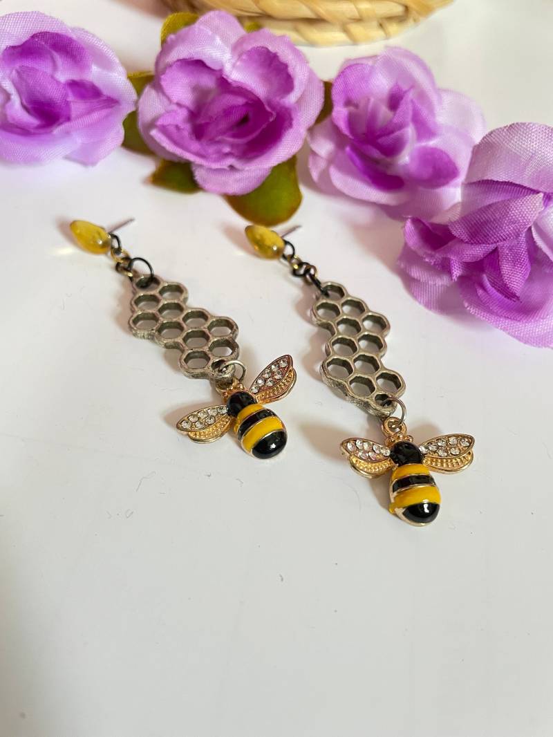 Upcycling Ohrringe Mit Honigtropfen Stecker, Bienenwaben Und Emaille Bienen Upcycling Ohrringe Mit Honigtropfen Stecker, Bienenwaben Und Emaille Bienen von PrincessLinaJewelry