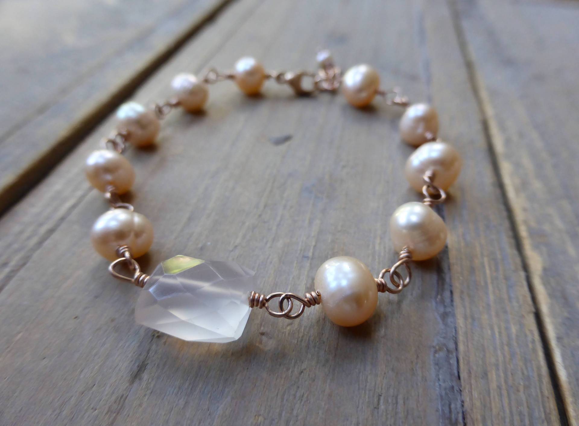 Cream Pearl & Rosenquarz Focal Armband Rose Gold Cream Pearl & Rosenquarz Focal Armband Rose Gold von PrincessgearJewelry