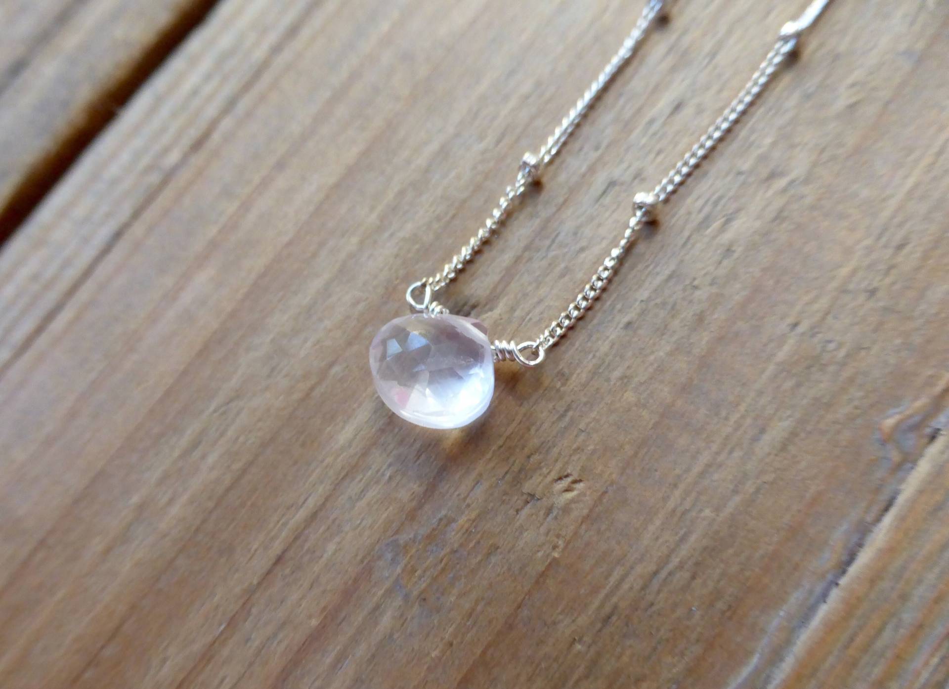 Die Solitaires - Blasser Rosenquarz Tropfen Anhänger Und Silber Satelliten Halskette Die Solitaires - Blasser Rosenquarz Tropfen Anhänger Und Silber Satelliten Halskette von PrincessgearJewelry