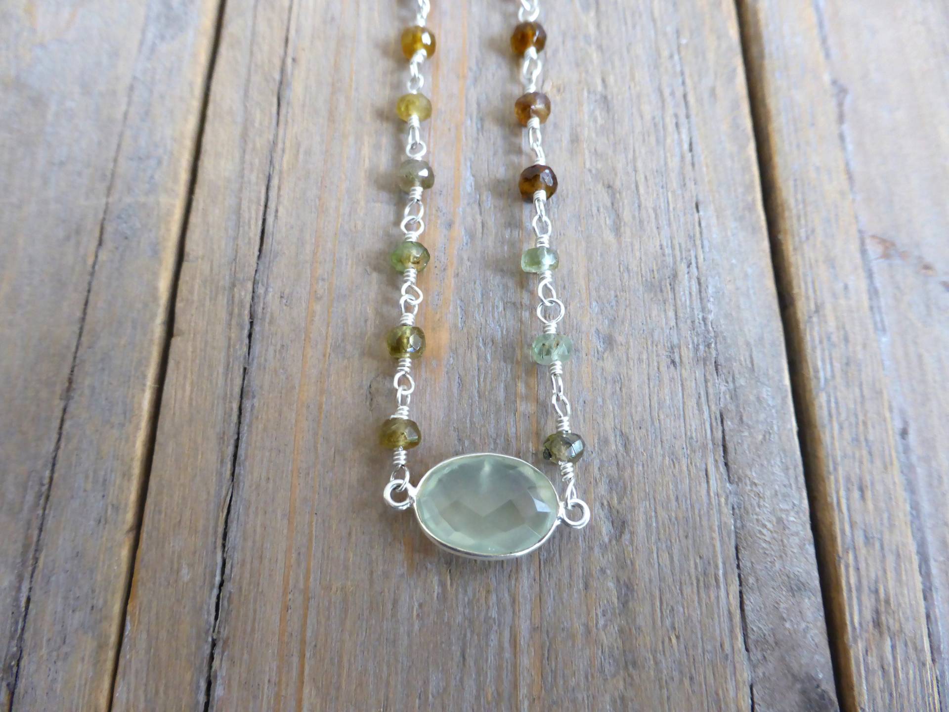 Gemischte Turmalin-Gliederhalskette Mit Rosenschliff Prehnit Fokal Gemischte Turmalin-Gliederhalskette Mit Rosenschliff Prehnit Fokal von PrincessgearJewelry