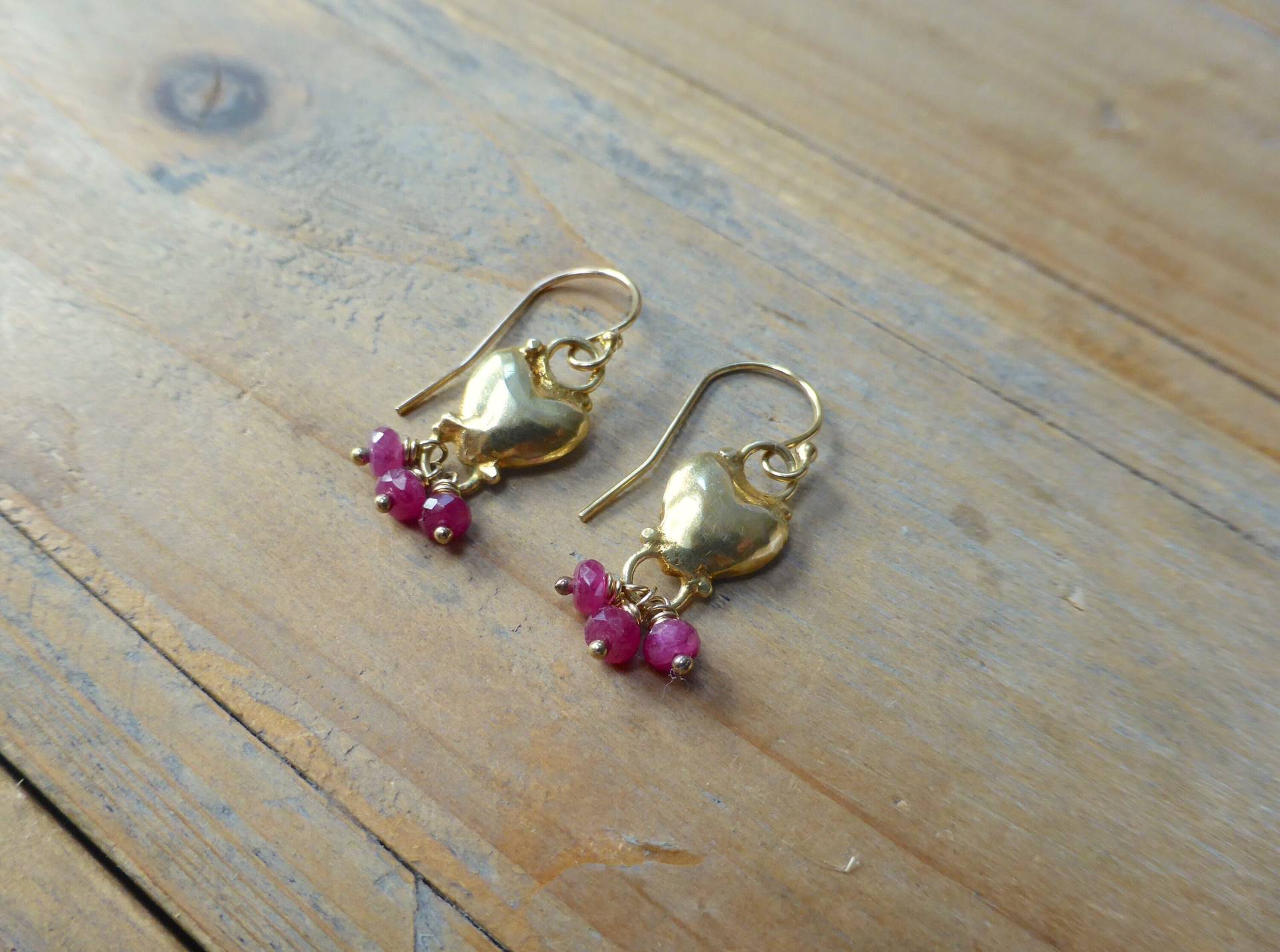 Herz Ohrringe Aus Gold Vermeil in Tropfenform Herz Ohrringe Aus Gold Vermeil in Tropfenform von PrincessgearJewelry